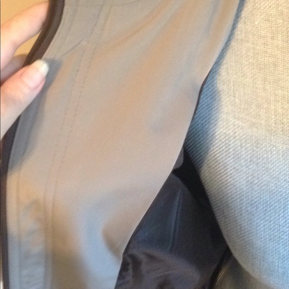 Brown and tan rain coat - Picture 4 of 9